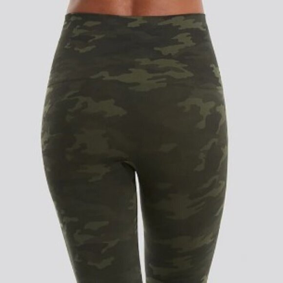 NWT - SPANX - Look at Me Now Seamless Leggings - Black Camo - Size: Large 10/12 - Picture 7 of 9